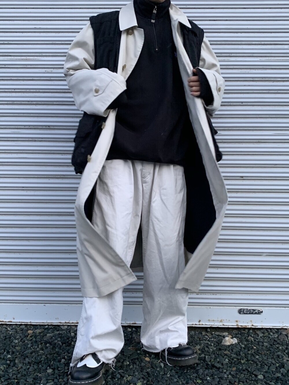 「シンプル、黒、ワイドパンツ、モノトーン、レイヤードスタイル、おしゃれさんと繋がりたい、白、古着、コート、ベスト」｜「レトロブティックことりのアイテム（スウェット、ブラック系）」を使った、ミズキさん（メンズ・175cm）の冬コーディネートの1枚目の写真
