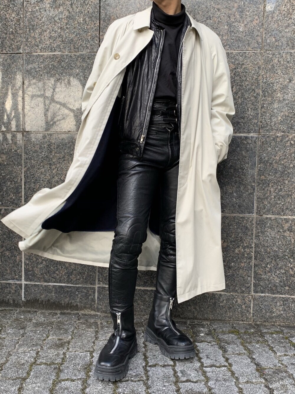 「冬アウター着回しチャレンジ、ビッグシルエット、黒、シンプル、レザージャケット、レイヤードスタイル、UNIQLO、古着、モノトーン、ホワイト」｜「古着のアイテム（ダウンジャケット/コート、ホワイト系）」を使った、ミズキさん（メンズ・175cm）の冬コーディネートの1枚目の写真