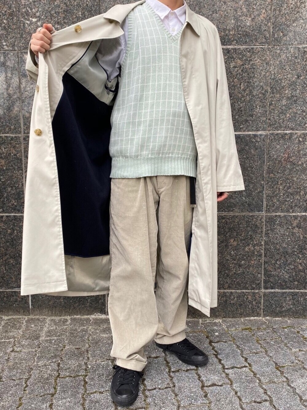 「冬アウター着回しチャレンジ、お洒落さんとつながりたい、古着、ホワイト、シンプル、コート、春コーデ、ニット、レイヤードスタイル、シャツスタイル」｜「古着のアイテム（ダウンジャケット/コート、ホワイト系）」を使った、ミズキさん（メンズ・175cm）の冬コーディネートの1枚目の写真