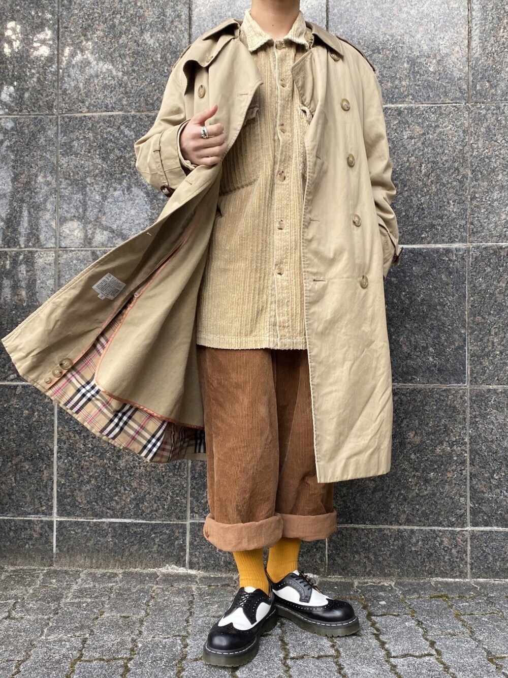 「冬アウター着回しチャレンジ、お洒落さんとつながりたい、今日のコーデ、ビッグシルエット、古着、コート、キレイめ、ベージュ、コーデュロイ、ロールアップ」｜「古着のアイテム（トレンチコート、ベージュ系）」を使った、ミズキさん（メンズ・175cm）の冬コーディネートの1枚目の写真