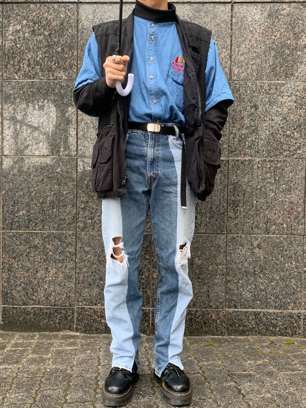 「シンプルコーデ、休日スタイル、カジュアルコーデ、おしゃれさんと繋がりたい、タートルネック、プチプラ、タックイン、古着、デニム、ブラック」｜「古着のアイテム（ベスト、ブラック系）」を使った、ミズキさん（メンズ・175cm）の冬コーディネートの1枚目の写真