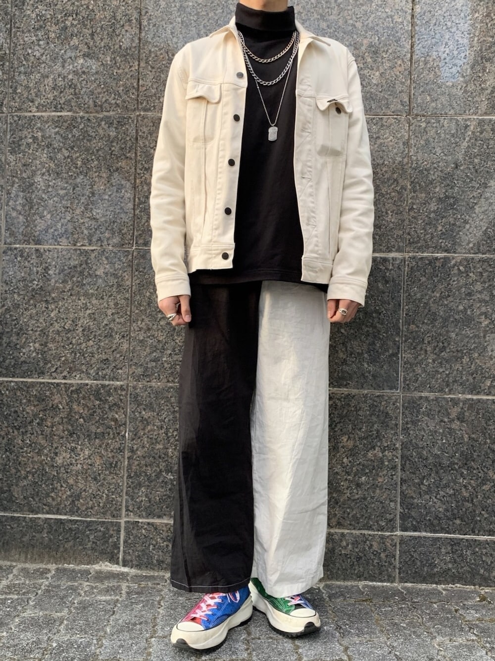「黒、白、ootd、シンプル、春コーデ、プチプラ、モノトーンコーデ、ジャケット、シルバーアクセサリー、タートルネック」｜「UNIQLOのタートルネックT（長袖）（Tシャツ/カットソー、ブラック系）」を使った、ミズキさん（メンズ・175cm）の冬コーディネートの1枚目の写真