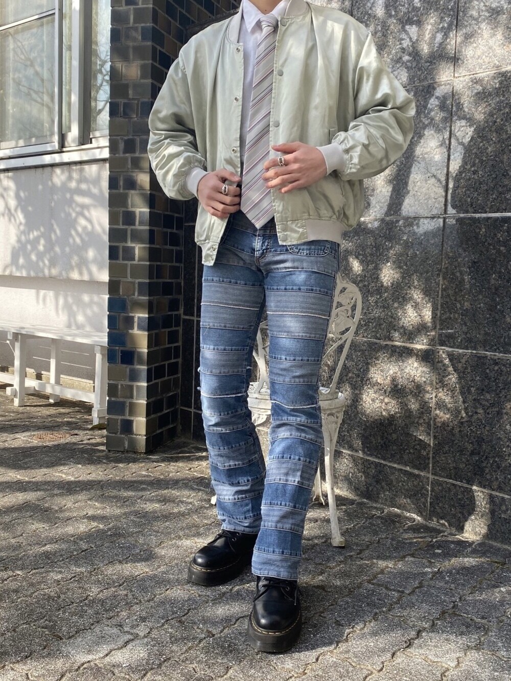 「冬コーデ、おしゃれさんと繋がりたい、デニム、レイヤードスタイル、ネクタイ、シャツスタイル、ブーツ、古着、カジュアル、タックイン」｜「古着のアイテム（ナイロンジャケット、ベージュ系）」を使った、ミズキさん（メンズ・175cm）の冬コーディネートの1枚目の写真