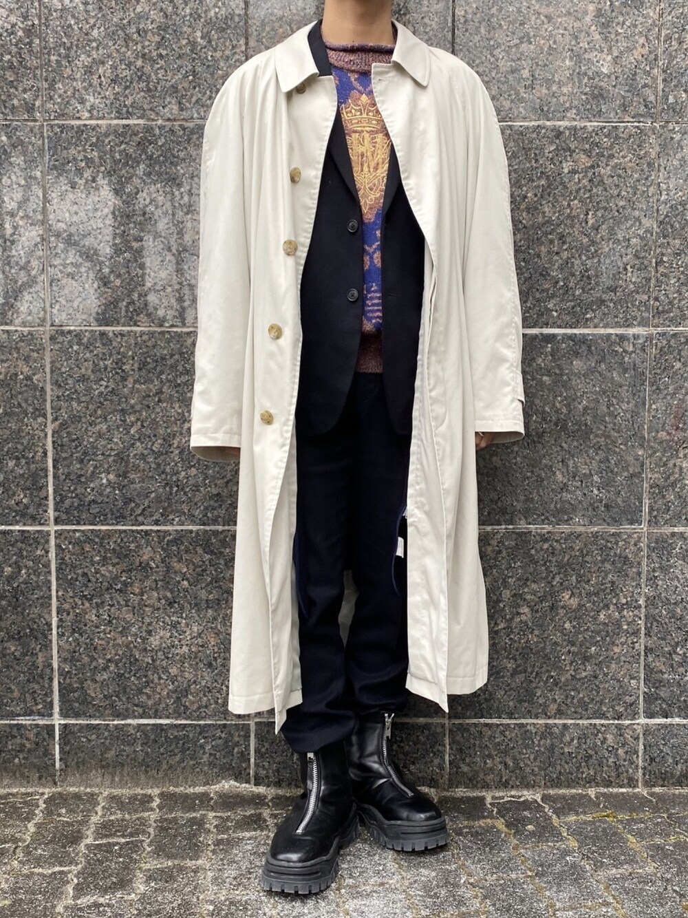 「大人コーデ、黒、春、モノトーン、セットアップ、ブーツ、コート、古着、UNIQLO、カジュアルコーデ」｜「古着のアイテム（ダウンジャケット/コート、ホワイト系）」を使った、ミズキさん（メンズ・175cm）の冬コーディネートの1枚目の写真