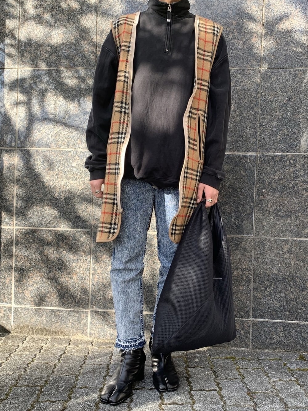 「ootd、レイヤードスタイル、足袋、古着、ニット、デニム、ブーツ、スウェット、カジュアルコーデ、春」｜「BURBERRYのアイテム（ベスト、ベージュ系）」を使った、ミズキさん（メンズ・175cm）の冬コーディネートの1枚目の写真