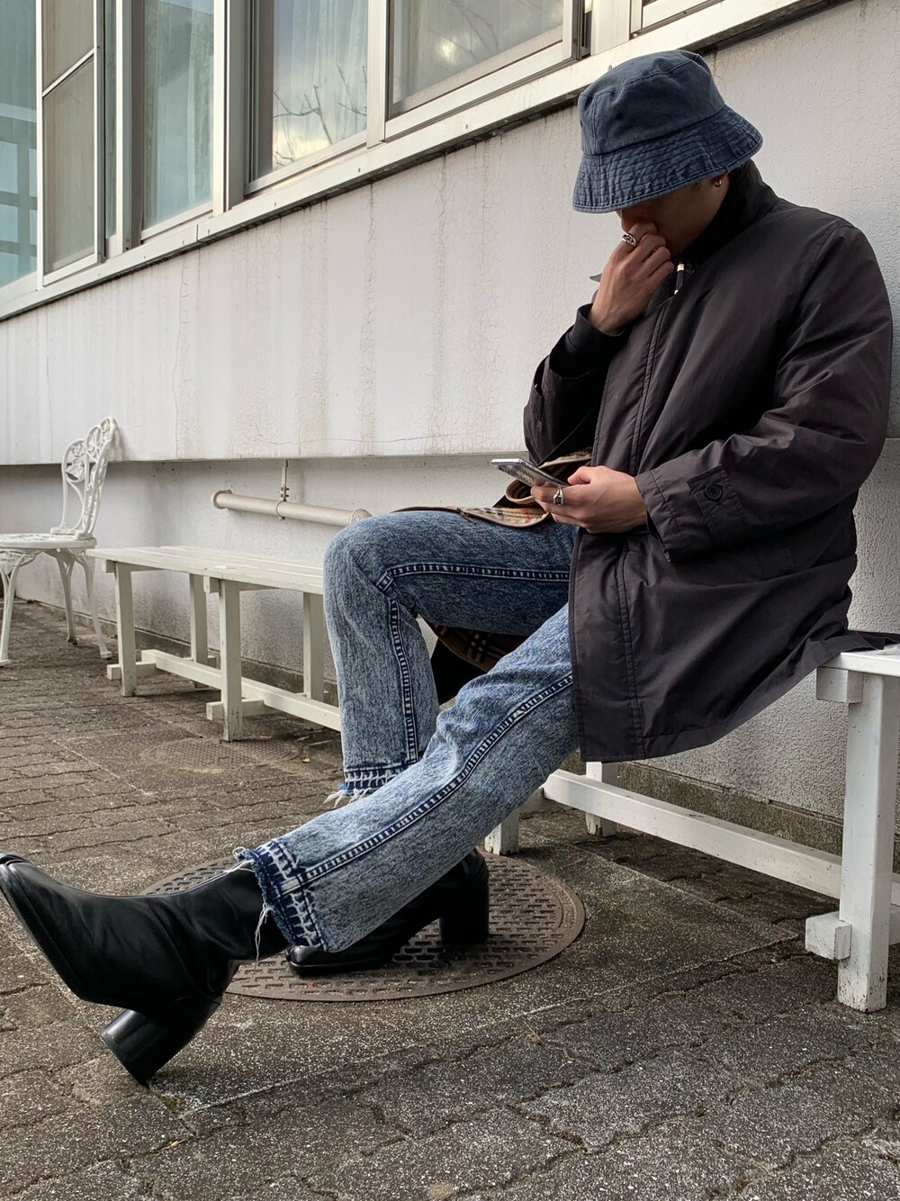 「大人カジュアル、今日のコーデ、春コーデ、革靴、古着、ビッグシルエット、デニムパンツ、バケットハット、ロングコート、黒」｜「BURBERRYのアイテム（トレンチコート、ブラック系）」を使った、ミズキさん（メンズ・175cm）の冬コーディネートの1枚目の写真
