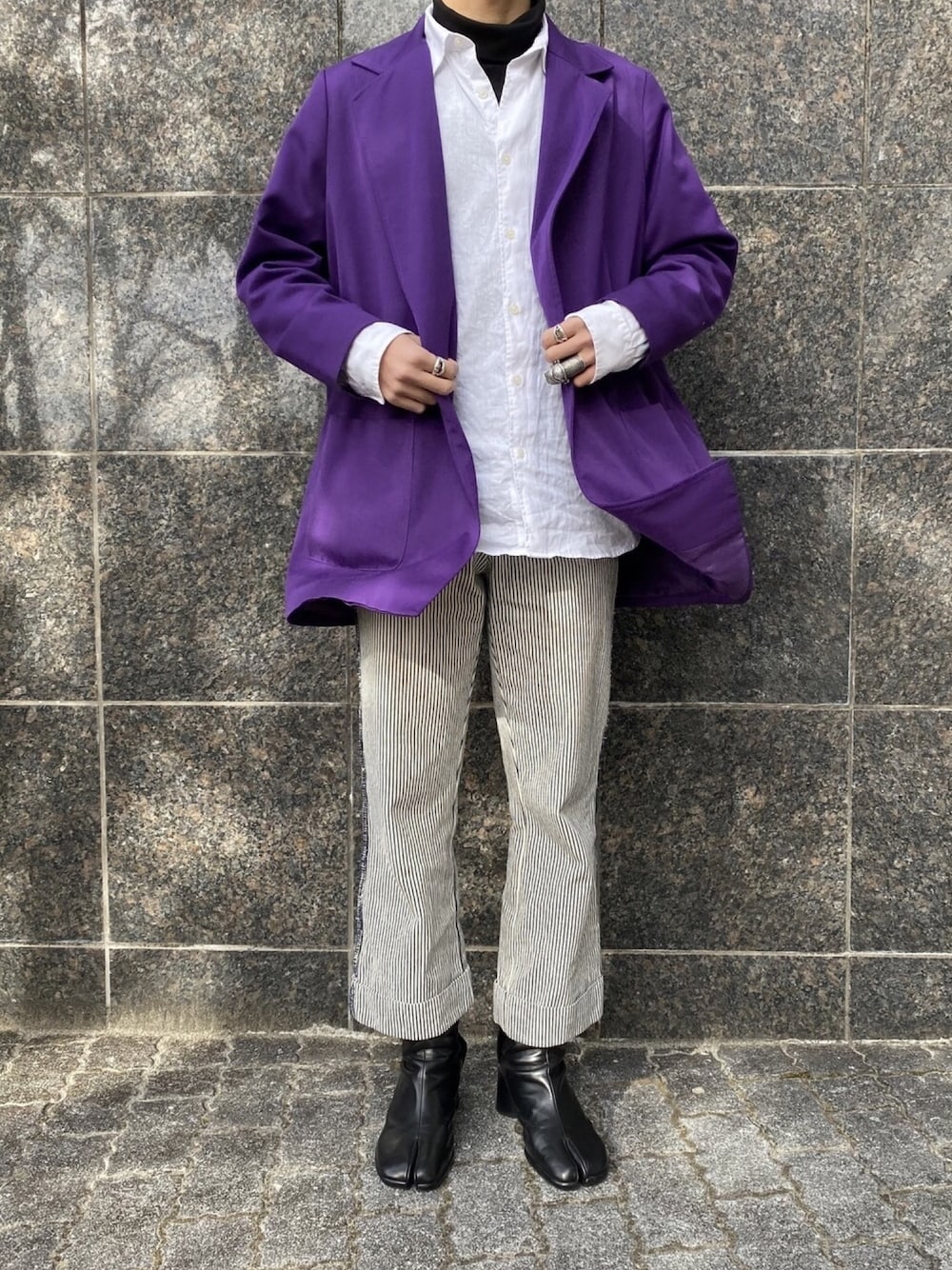 「大人コーデ、春、ハイネック、UNIQLO、シャツスタイル、レイヤードスタイル、テーラードジャケット、チェックパンツ、古着、ワイドパンツ」｜「古着のアイテム（テーラードジャケット、パープル系）」を使った、ミズキさん（メンズ・175cm）の冬コーディネートの1枚目の写真