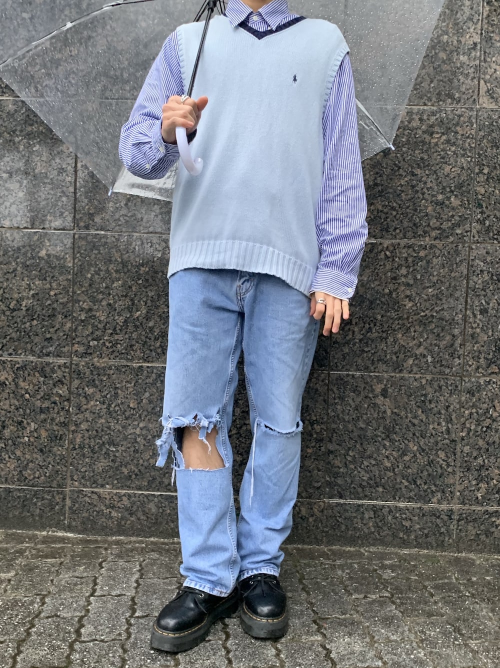 「シンプル、大人カジュアル、ootd、ワイドパンツ、デニムパンツ、古着コーデ、春、雨の日コーデ、古着、ニット」｜「POLO RALPH LAURENのアイテム（シャツ/ブラウス、ブルー系）」を使った、ミズキさん（メンズ・175cm）の冬コーディネートの1枚目の写真
