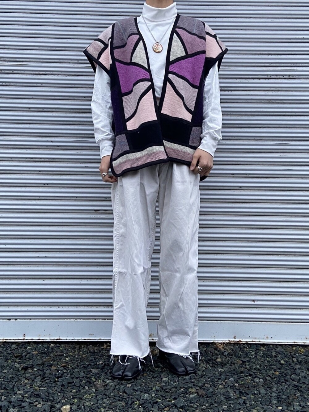 「シンプル、大人コーデ、プチプラコーデ、古着MIX、ホワイト、ベスト、ブーツ、タートルネック、春コーデ、ラクチンコーデ」｜「UNIQLOのタートルネックT（長袖）（Tシャツ/カットソー、ホワイト系）」を使った、ミズキさん（メンズ・175cm）の冬コーディネートの1枚目の写真