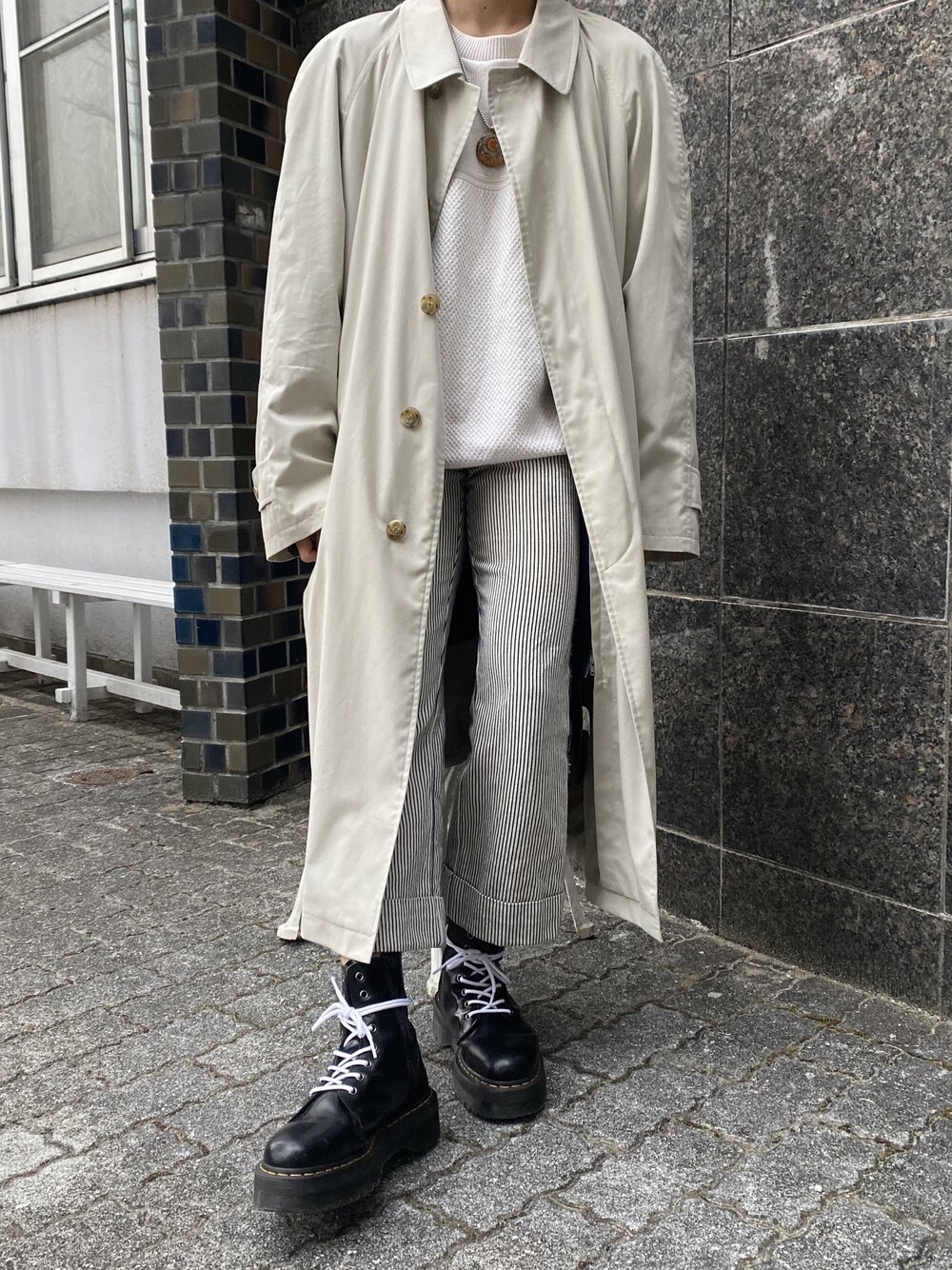 「冬コーデ、ootd、カジュアル、キレイめ、ラフ、ドクターマーチン、モノトーン、古着、ホワイト、ニット」｜「古着のアイテム（ダウンジャケット/コート、ホワイト系）」を使った、ミズキさん（メンズ・175cm）の冬コーディネートの1枚目の写真
