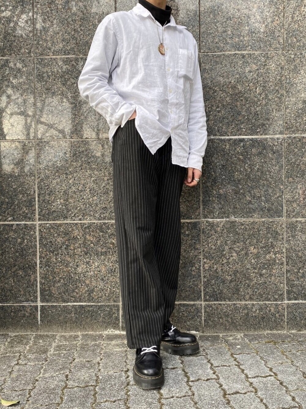 「シンプル、モノトーン、ワイドパンツ、シャツスタイル、レイヤードスタイル、タートルネック、オトナカジュアル、プチプラ、ブーツ、ゆるコーデ」｜「UNIQLOのタートルネックT（長袖）（Tシャツ/カットソー、ホワイト系）」を使った、ミズキさん（メンズ・175cm）の冬コーディネートの1枚目の写真