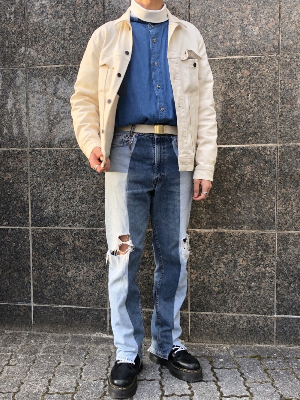 「春コーデ、ホワイト、デニム、オトナカジュアル、古着コーデ、ブルー、シンプル、休日スタイル、ootd、タートルネック」｜「LeeのLee：別注STRETCH PIQUE 101J（デニムジャケット、ホワイト系）」を使った、ミズキさん（メンズ・175cm）の冬コーディネートの1枚目の写真