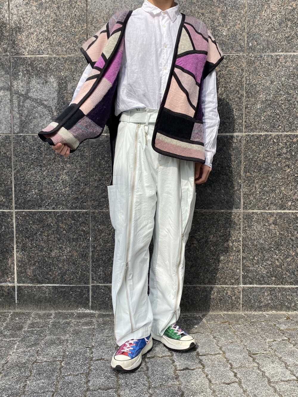 「シンプル、ワイドパンツ、ホワイト、春コーデ、シャツスタイル、ベスト、スニーカー、大人コーデ、レイヤードスタイル、白シャツ」｜「GUのアイテム（シャツ/ブラウス、ホワイト系）」を使った、ミズキさん（メンズ・175cm）の冬コーディネートの1枚目の写真