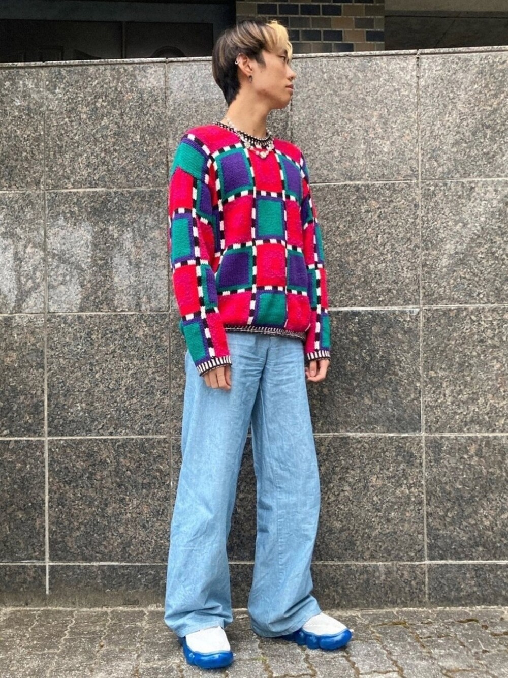 「白スニーカー、ニット、フレアパンツ、冬コーデ、カジュアル、きれいめカジュアル、デニム、プチプラコーデ、ootd、スニーカーコーデ」｜「古着のアイテム（ニット/セーター、レッド系）」を使った、ミズキさん（メンズ・172cm）の冬コーディネートの1枚目の写真
