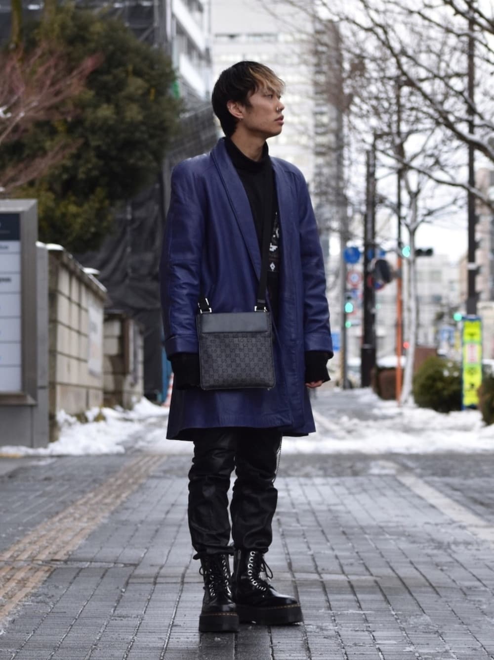 「ブーツ、レザー、ブラックコーデ、シンプル、パープル、大人コーデ、おしゃれさんと繋がりたい、春コーデ、UNIQLO U、古着」｜「古着のアイテム（チェスターコート、パープル系）」を使った、ミズキさん（メンズ・172cm）の冬コーディネートの1枚目の写真