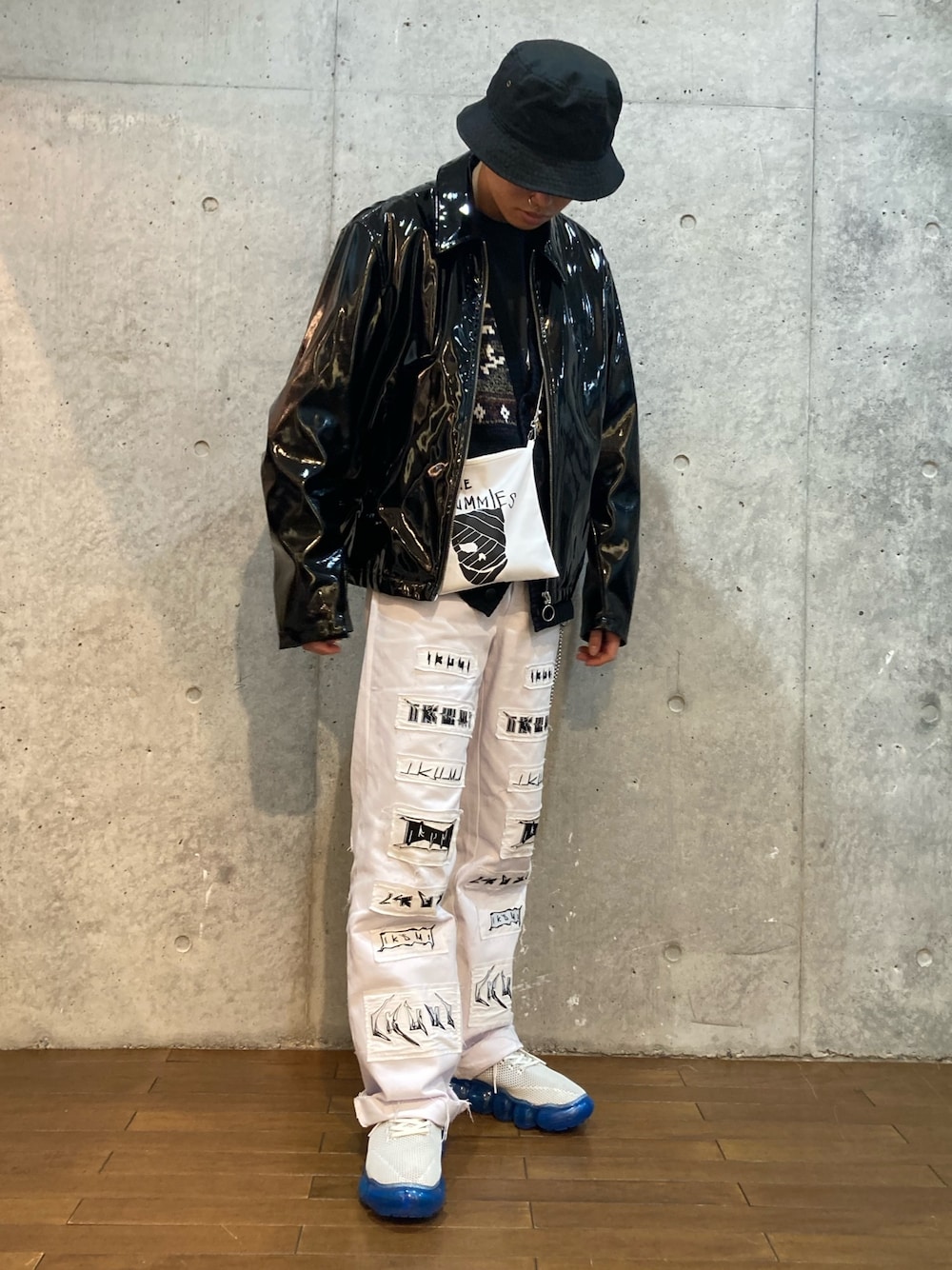 「休日スタイル、ワイドパンツ、スニーカー、モノトーン、ニット、バケットハット、おしゃれさんと繋がりたい、ブラック、ホワイト、冬コーデ」｜「EYTYSのアイテム（ジャケット/アウター、ブラック系）」を使った、ミズキさん（メンズ・172cm）の冬コーディネートの1枚目の写真