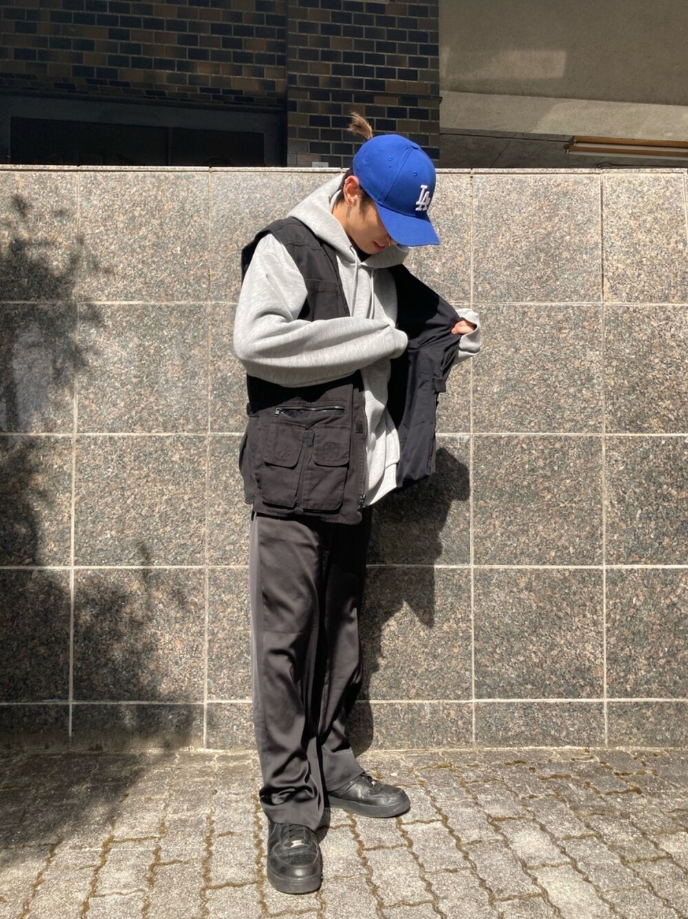 「レイヤードスタイル、UNIQLO、スラックス、差し色、スニーカーコーデ、ストリートコーデ、シンプルコーデ、パーカー、ベスト、プチプラ」｜「UNIQLOのスウェットプルパーカ（長袖）（パーカー、グレー系）」を使った、ミズキさん（メンズ・172cm）の冬コーディネートの1枚目の写真