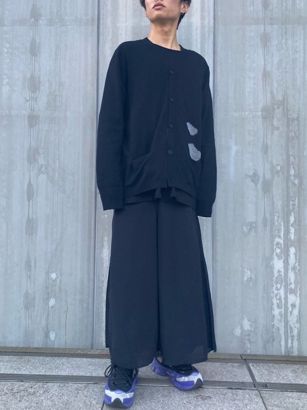 「シンプル、ビッグシルエット、ワイドパンツ、スカート、スニーカー、ゆるコーデ、カーディガン、オールブラック、低身長コーデ、ユニクロ」｜「IKUMIのアイテム（Tシャツ/カットソー、ブラック系）」を使った、ミズキさん（メンズ・172cm）の冬コーディネートの1枚目の写真