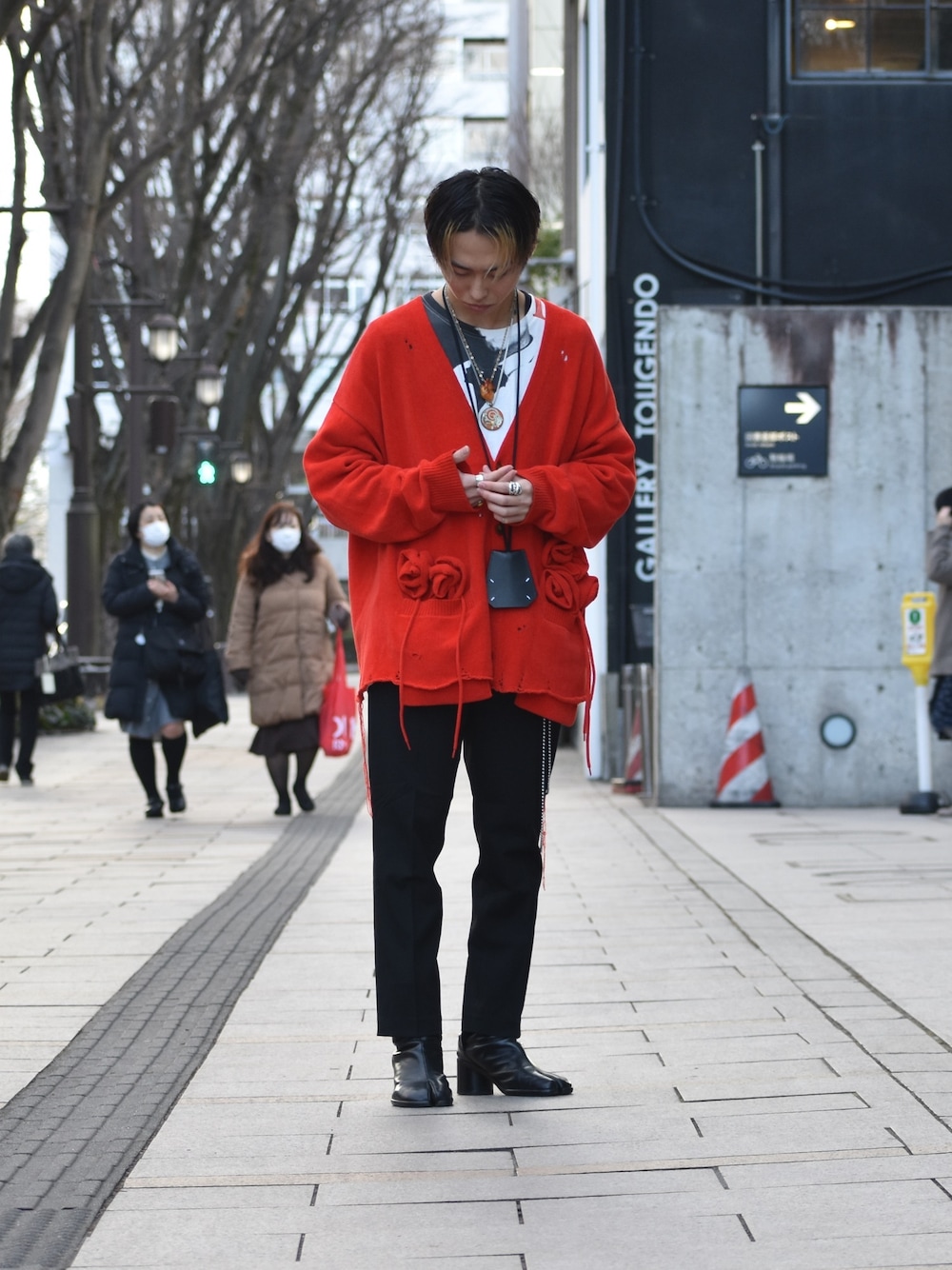 「オーバーサイズ、ブラック、春アウター、スラックス、ユニクロ、カーディガン、red、ブーツ、大人コーデ、ファッションの力を信じよう」｜「doubletのアイテム（カーディガン/ボレロ、レッド系）」を使った、ミズキさん（メンズ・172cm）の冬コーディネートの1枚目の写真
