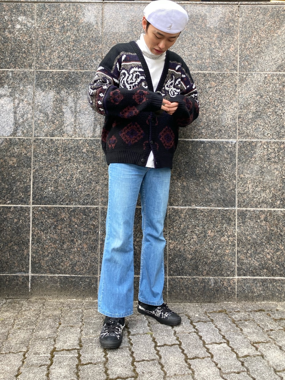 「シンプル、春コーデ、カジュアルコーデ、ブラック、スニーカー、春、古着MIX、レイヤードスタイル、デニム、ベレー帽」｜「古着のアイテム（ニット/セーター、ブラック系）」を使った、ミズキさん（メンズ・172cm）の冬コーディネートの1枚目の写真