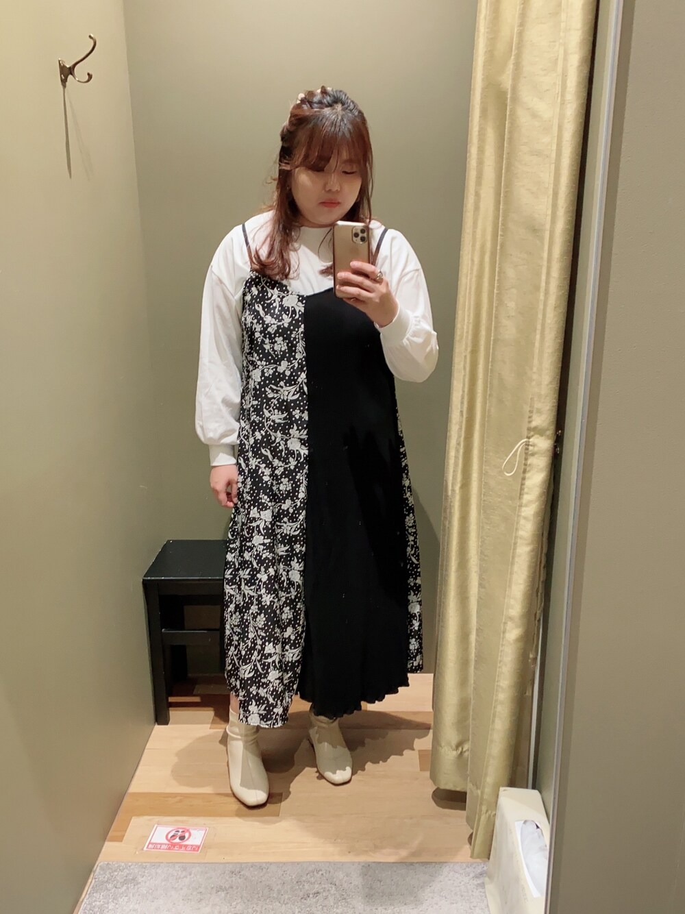 ブラック系のワンピース、ホワイト系のTシャツ/カットソー、ホワイト系のブーツを着用したレディースの春コーディネートの1枚目の写真