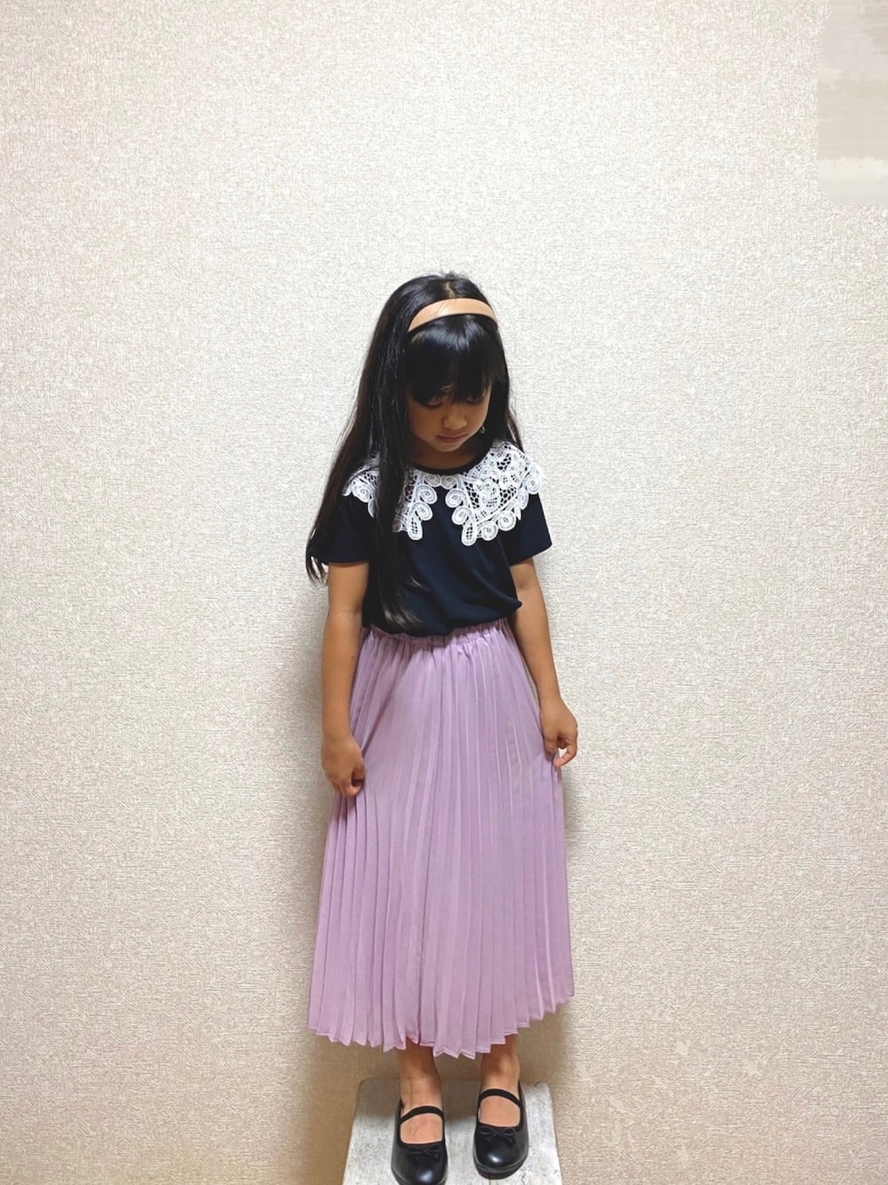 「休日スタイル、プリーツスカート、カチューシャ、バレエシューズ」｜「GLOBAL WORKの【キッズ】シャーベッTEEフリルノースリーブ/954952（Tシャツ/カットソー、ブラック系）」を使った、n＊さん（キッズ・120cm）の秋コーディネートの1枚目の写真