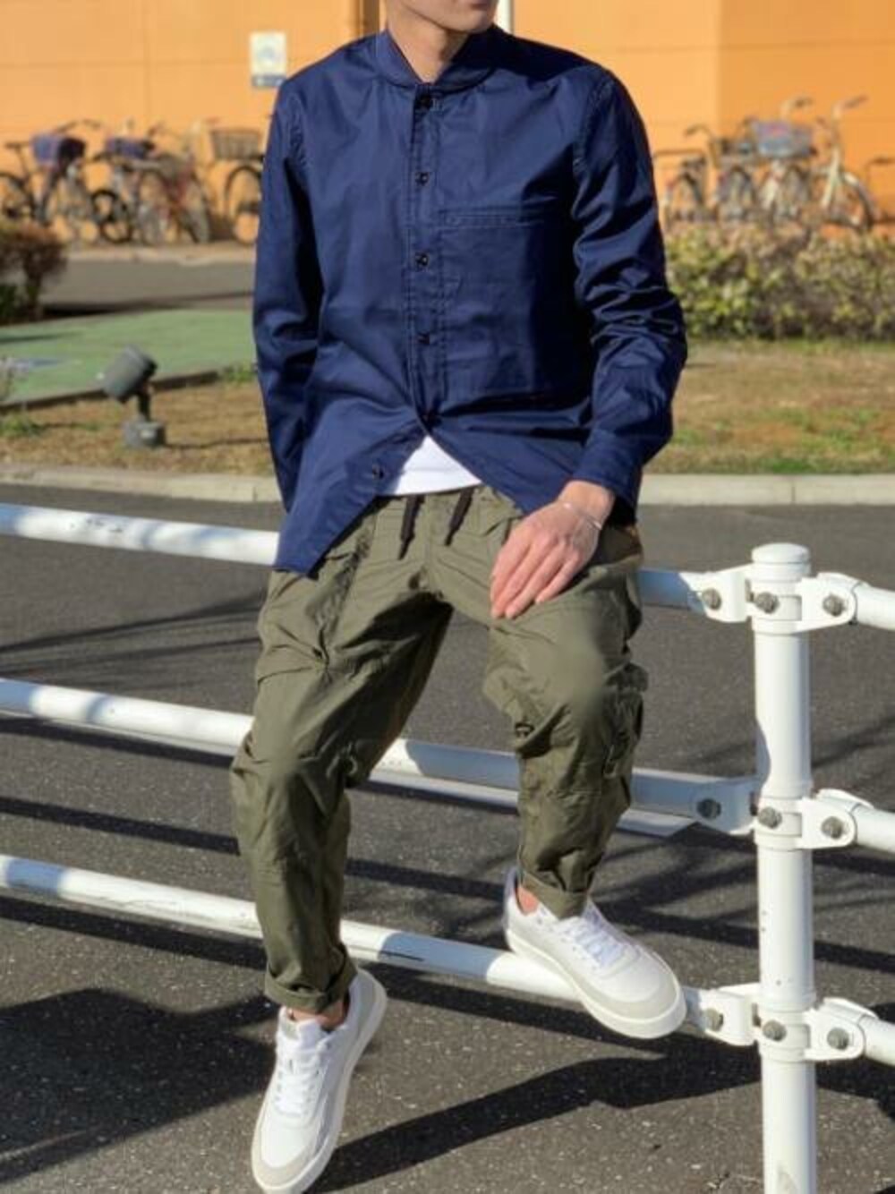 ブルー系のシャツ/ブラウス、グリーン系のカーゴパンツを着用したメンズの春コーディネートの1枚目の写真