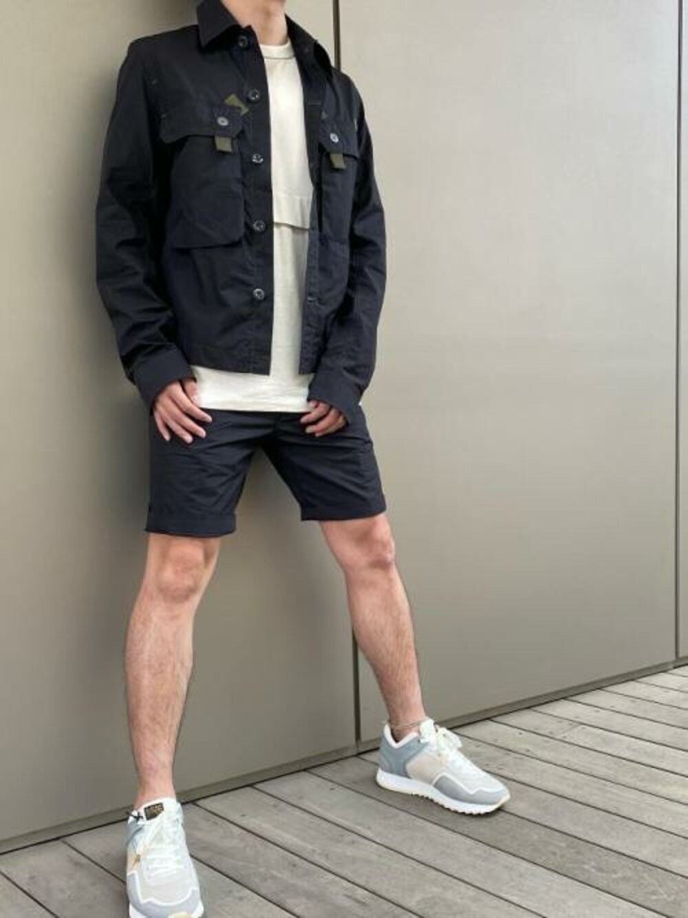 ブラック系のミリタリージャケット、ホワイト系のTシャツ/カットソーを着用したメンズの春コーディネートの1枚目の写真