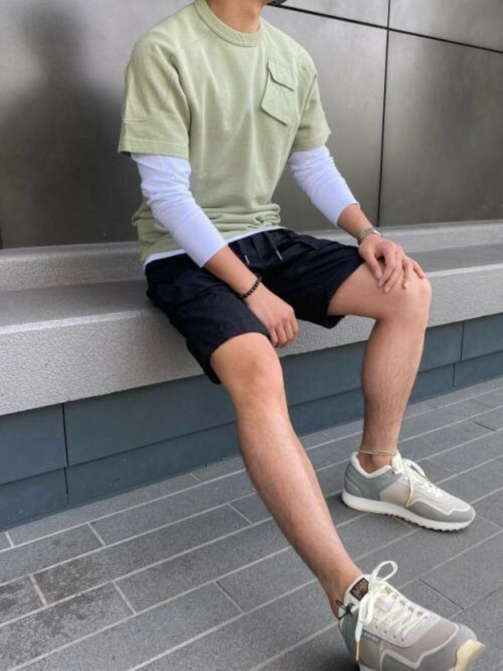 グリーン系のTシャツ/カットソー、ホワイト系のTシャツ/カットソー、ブラック系のカーゴパンツを着用したメンズの春コーディネートの1枚目の写真