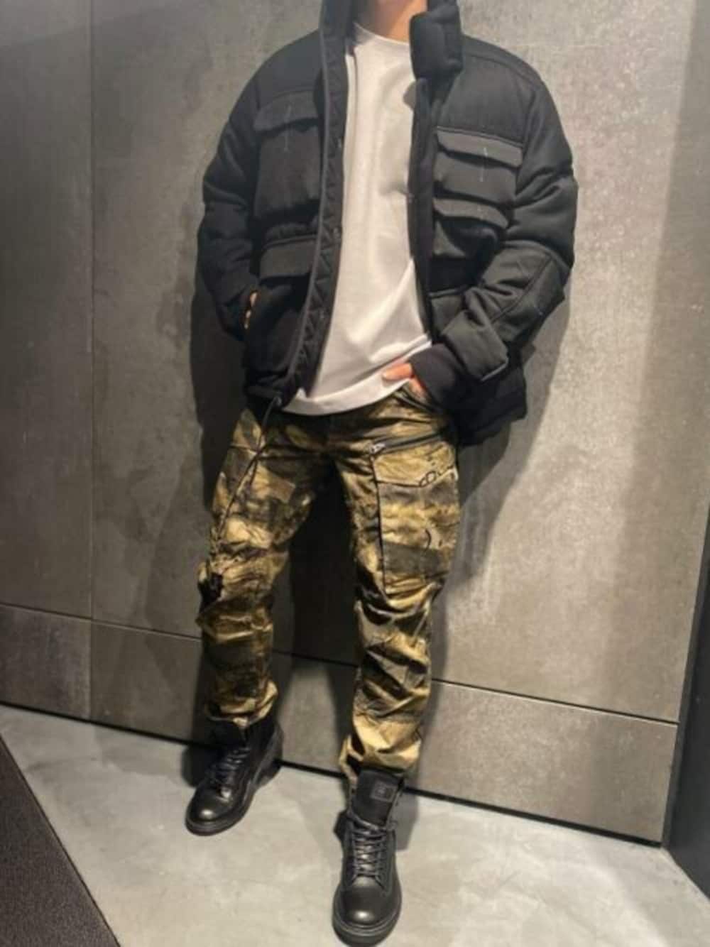 ブラック系のダウンジャケット/コート、グレー系のスウェット、その他のカーゴパンツを着用したメンズの冬コーディネートの1枚目の写真