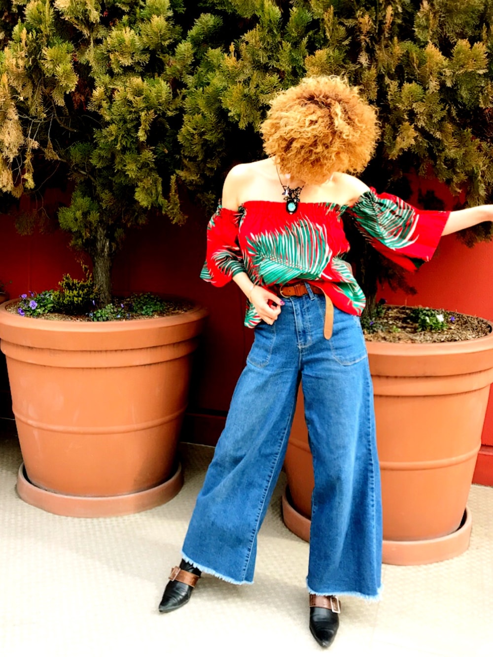 「春コーデ、デニム、バギーデニム、バギーパンツ、ハイウエスト、ootd、ボタニカル柄、リーフ柄、赤、ヤシの木柄」｜「Jamesのアイテム（シャツ/ブラウス、レッド系）」を使った、James Yumi Esakiさん（レディース・157cm）の春コーディネートの1枚目の写真
