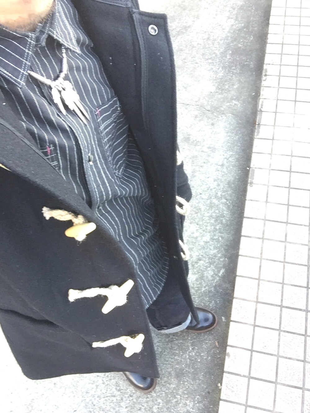 「SCHOTT、アメカジ、ダッフルコート、ロングコート、シンプルコーデ、黒、冬」｜「LARRY SMITHのアイテム（ネックレス、その他）」を使った、KAZUKI YAMADAさん（メンズ・178cm）の冬コーディネートの1枚目の写真