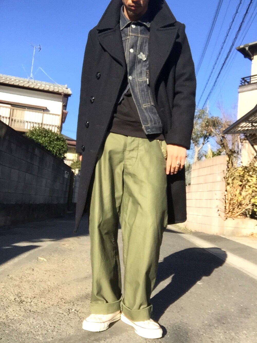 「SCHOTT、アメカジ、Gジャン、ロングコート、コート、ワイドパンツ、おしゃれさんと繋がりたい、コンバース、古着」｜「schottのアイテム（デニムジャケット、ブルー系）」を使った、KAZUKI YAMADAさん（メンズ・178cm）の冬コーディネートの1枚目の写真