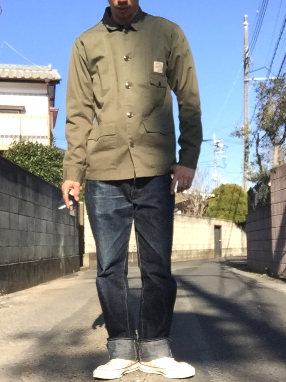 「SCHOTT、アメカジ、カジュアル、シンプル、カバーオール、おしゃれさんと繋がりたい、コンバース」｜「schottのSchott/ショット/FATIGUE COVERALL JACKET/ファティーグ カバーオール ジャケット（カバーオール、グリーン系）」を使った、KAZUKI YAMADAさん（メンズ・178cm）の冬コーディネートの1枚目の写真