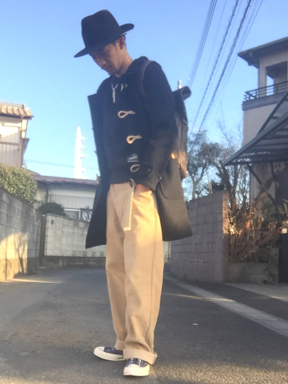 「SCHOTT、アメカジ、used、古着、コンバース、チャックテイラー、コーデュロイパンツ、ワイドパンツ、ダッフルコート、冬」｜「THE H.W. DOG & CO. のアイテム（ハット、ブラック系）」を使った、KAZUKI YAMADAさん（メンズ・178cm）の冬コーディネートの1枚目の写真