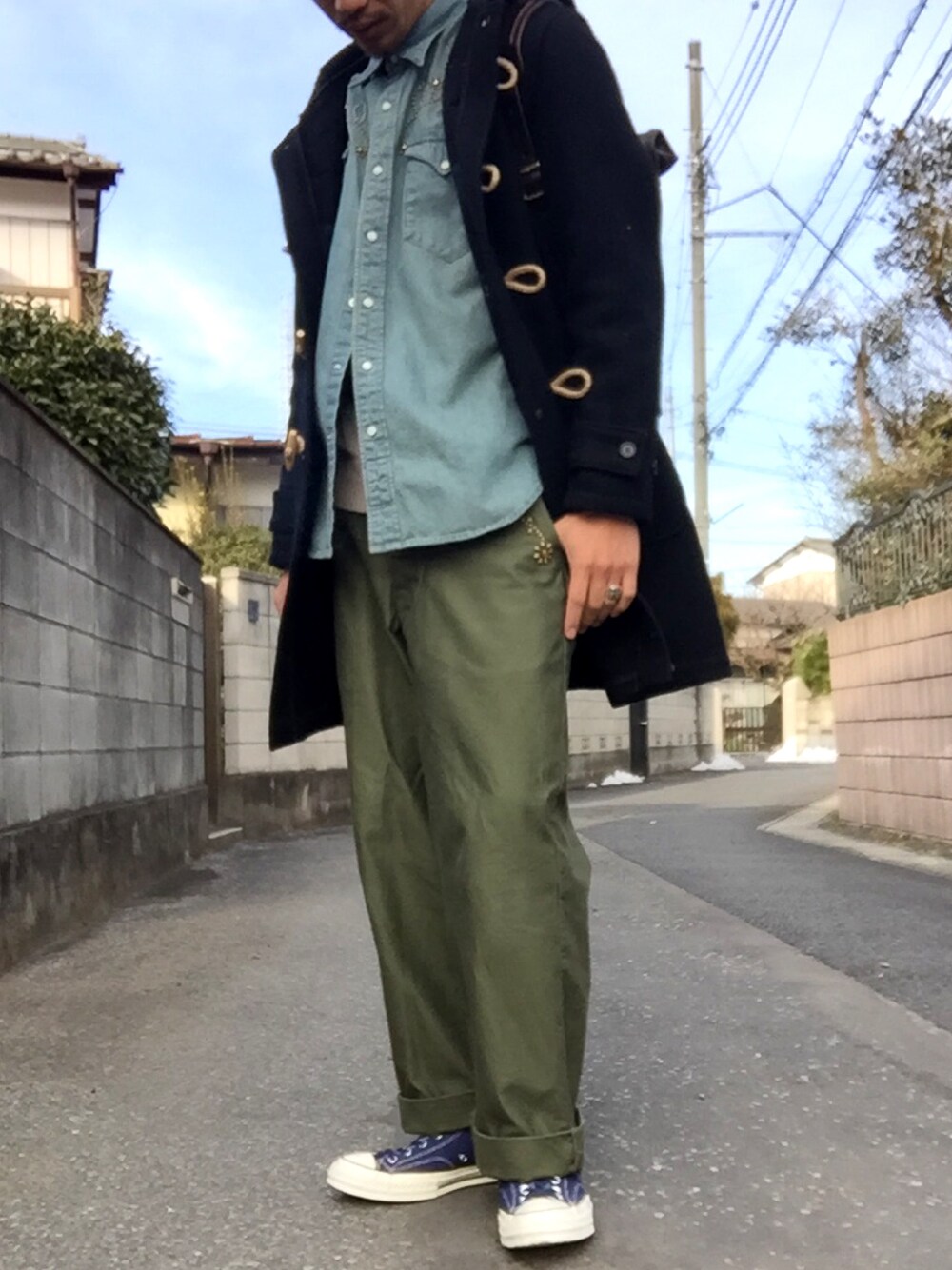 「SCHOTT、アメカジ、コンバース、チャックテイラー、ワイドパンツ、ootd、ロングコート、冬」｜「vascoのアイテム（バックパック/リュック、ブラック系）」を使った、KAZUKI YAMADAさん（メンズ・178cm）の冬コーディネートの1枚目の写真