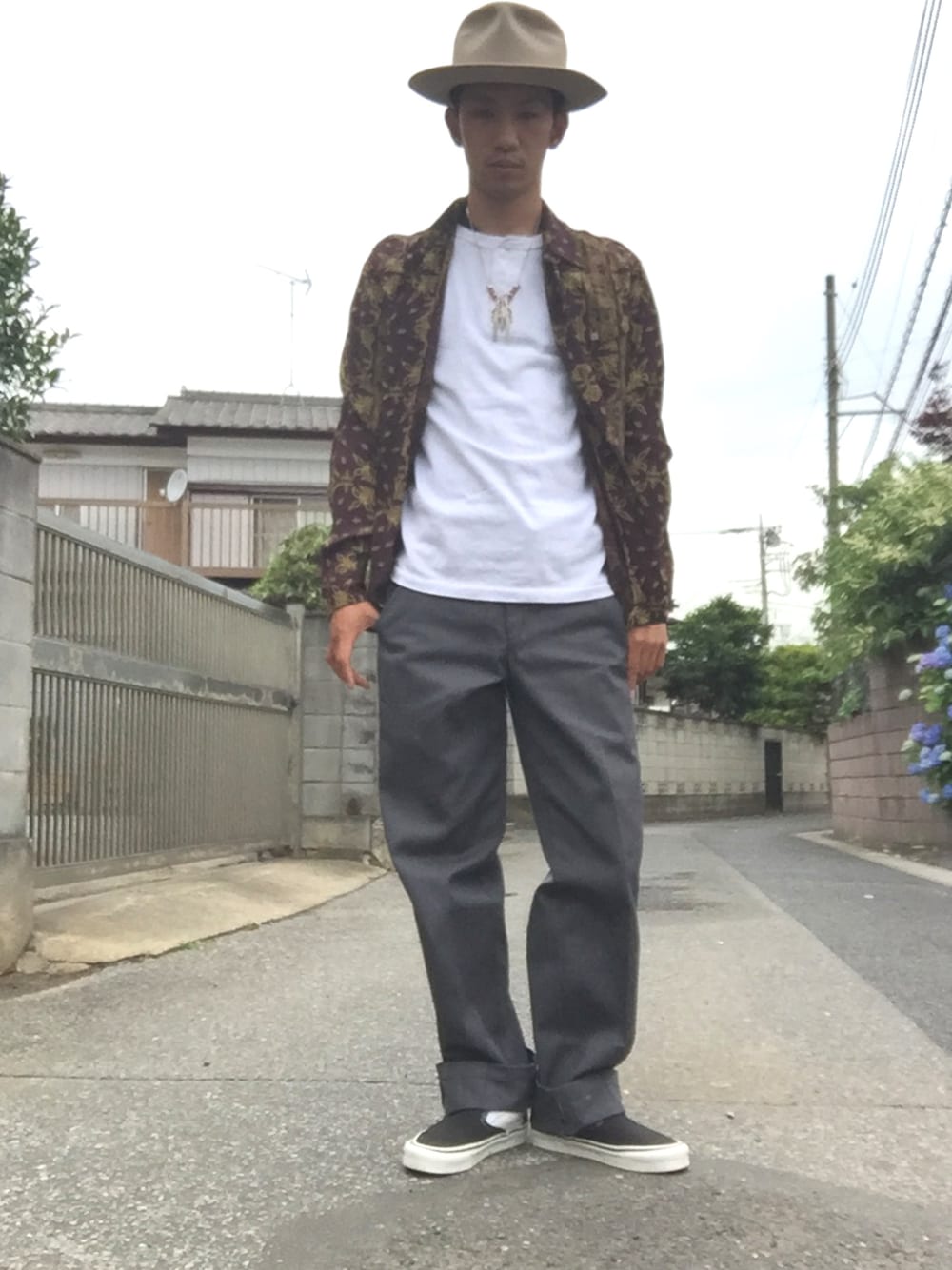 「SCHOTT、アメカジ、アロハシャツ、レーヨンシャツ、STETSON、夏コーデ、お洒落さんとつながりたい、休日スタイル、VANSスリッポン、ワークパンツ」｜「STETSONのアイテム（ハット、ベージュ系）」を使った、KAZUKI YAMADAさん（メンズ・178cm）の夏コーディネートの1枚目の写真