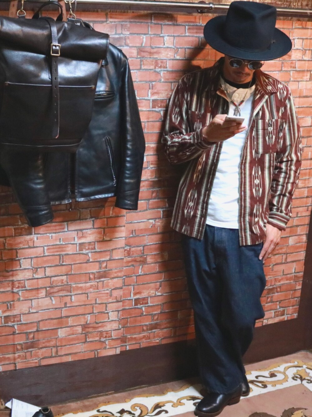 「SCHOTT、アメカジ、ネイティブシャツ、ワイドデニム、ネイティブ柄、秋コーデ、おしゃれさんと繋がりたい、ootd、クラシックコーデ」｜「THE FAT HATTERのアイテム（ハット、ブラック系）」を使った、KAZUKI YAMADAさん（メンズ・178cm）の秋コーディネートの1枚目の写真