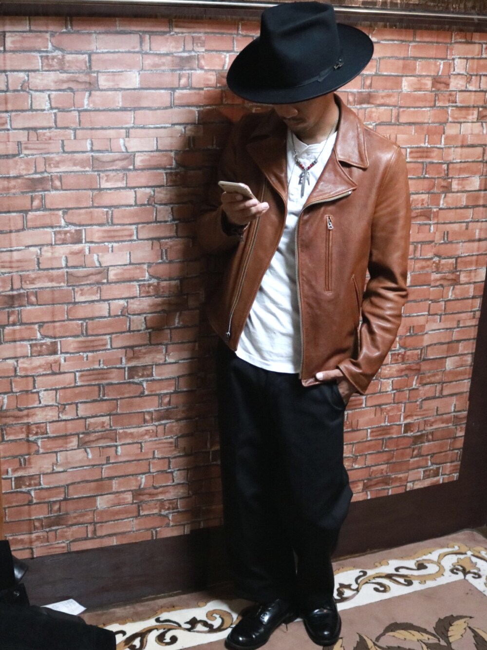 「SCHOTT、アメカジ、革ジャン、クラシックコーデ、秋のコーデ、休日スタイル、おしゃれさんと繋がりたい、ootd、wearhalloween2018」｜「THE FAT HATTERのアイテム（ハット、ブラック系）」を使った、KAZUKI YAMADAさん（メンズ・178cm）の秋コーディネートの1枚目の写真