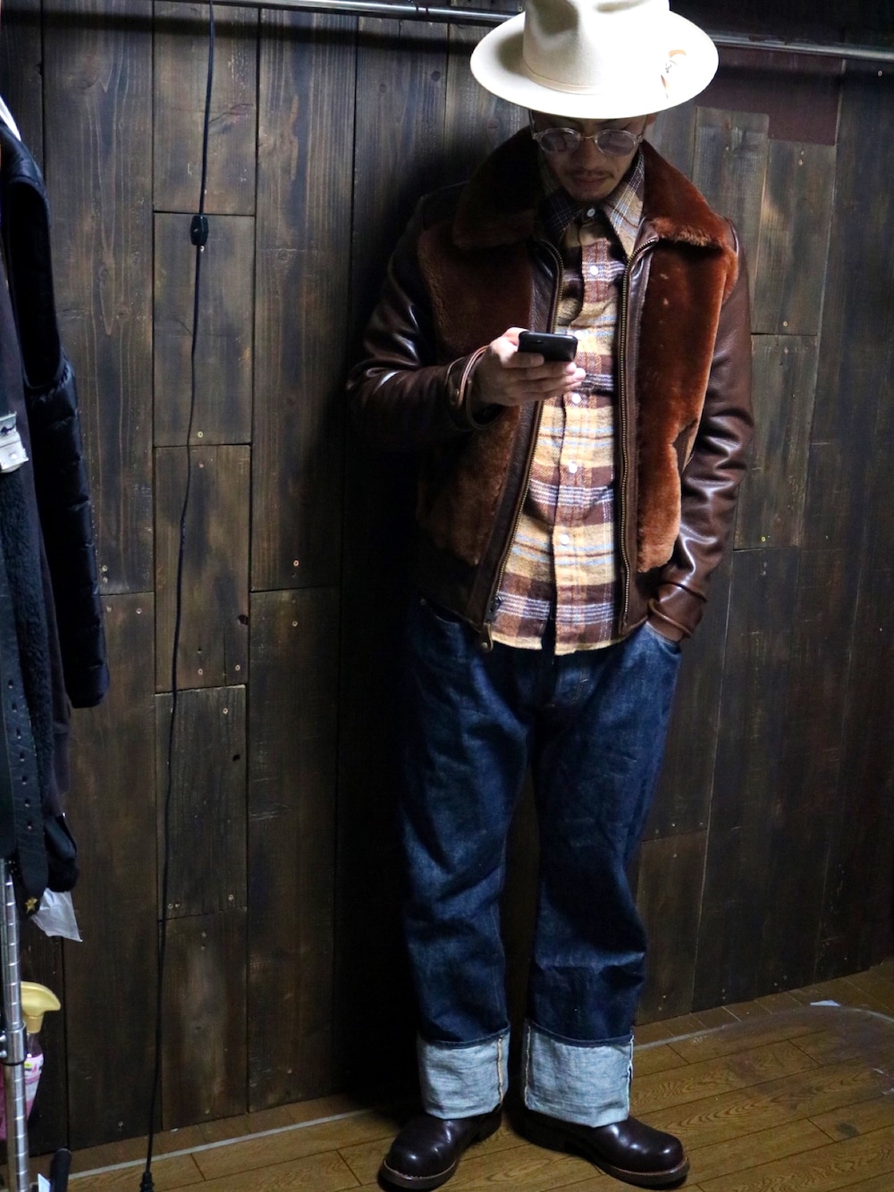 「SCHOTT、アメカジ、STETSON、熊ジャン、革ジャン、STEVENSON OVERALL CO.、santarosa boots、BIGMAC、70s、おしゃれさんと繋がりたい」｜「STETSONのアイテム（ハット、ベージュ系）」を使った、KAZUKI YAMADAさん（メンズ・178cm）の冬コーディネートの1枚目の写真