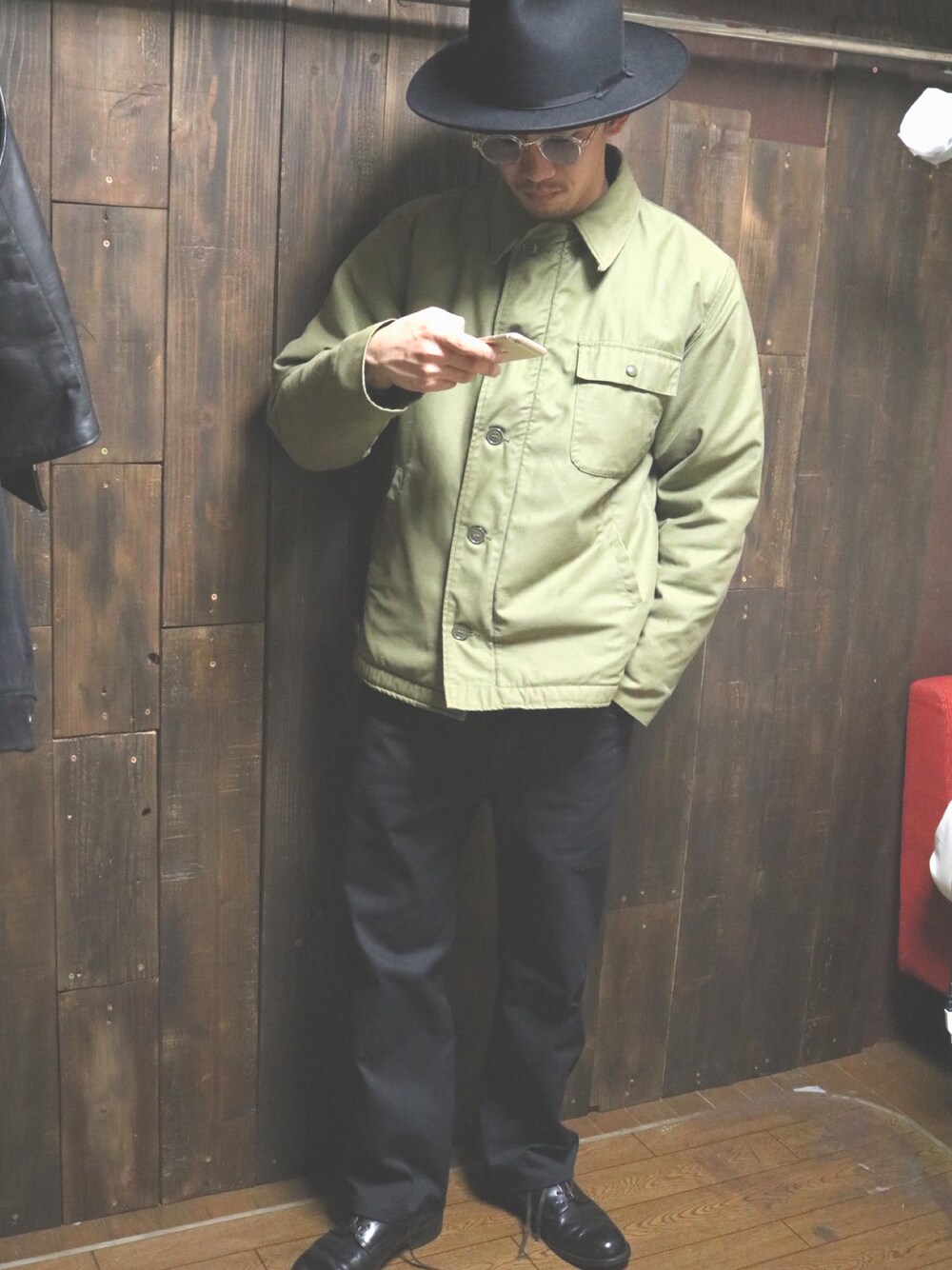 「SCHOTT、アメカジ、クラシカル、vintage、vintage style、革靴、デッキジャケット、ワイドパンツ、おしゃれさんと繋がりたい」｜「THE FAT HATTERのアイテム（ハット、ブラック系）」を使った、KAZUKI YAMADAさん（メンズ・178cm）の冬コーディネートの1枚目の写真