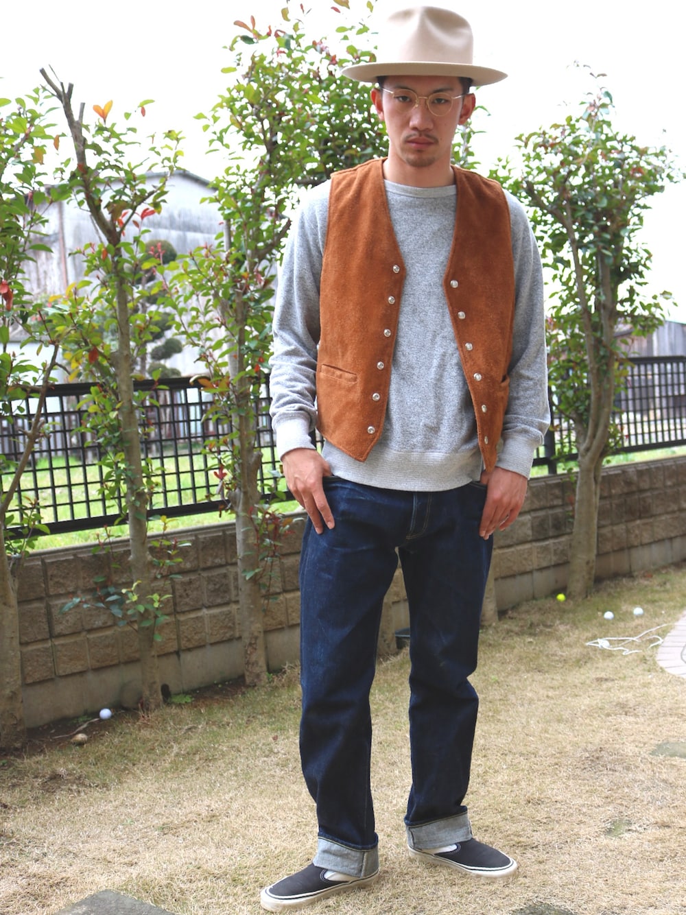 「SCHOTT、アメカジ、STETSON、スウェット、VANS、オーセンティック、レザーベスト、vintage style、春コーデ、おしゃれさんと繋がりたい」｜「STETSONのアイテム（ハット、ベージュ系）」を使った、KAZUKI YAMADAさん（メンズ・178cm）の春コーディネートの1枚目の写真