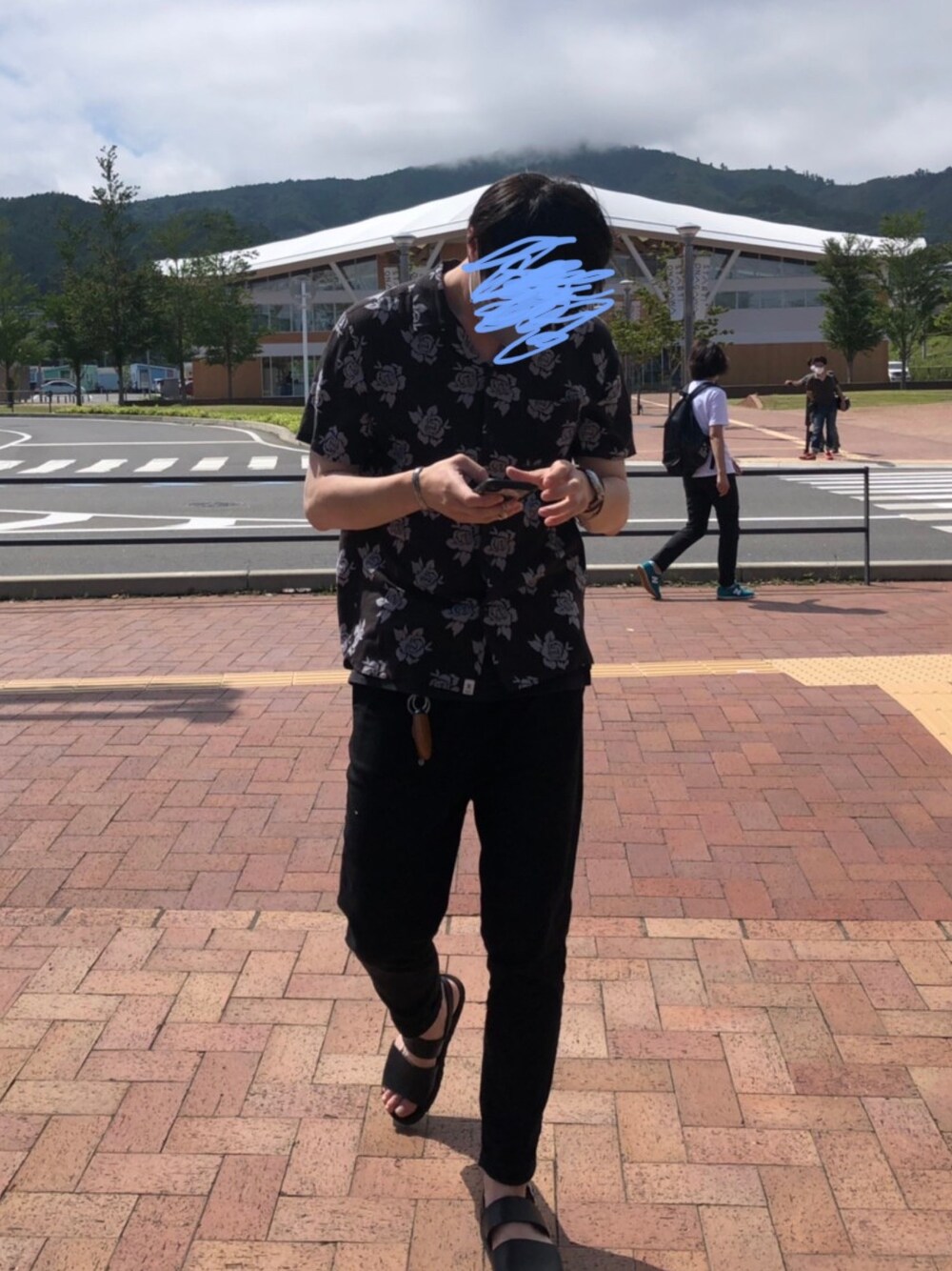 ブラック系のシャツ/ブラウス、ベージュ系のキーケース/キーアクセサリー、ブラウン系のアナログ腕時計を着用したメンズの夏コーディネートの1枚目の写真