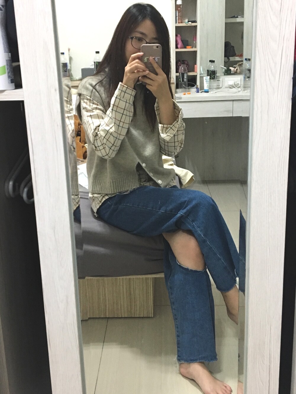 「QUEEN SHOPのアイテム（デニムパンツ、ブルー系）」を使った、Chantalさん（レディース・161cm）の冬コーディネートの1枚目の写真