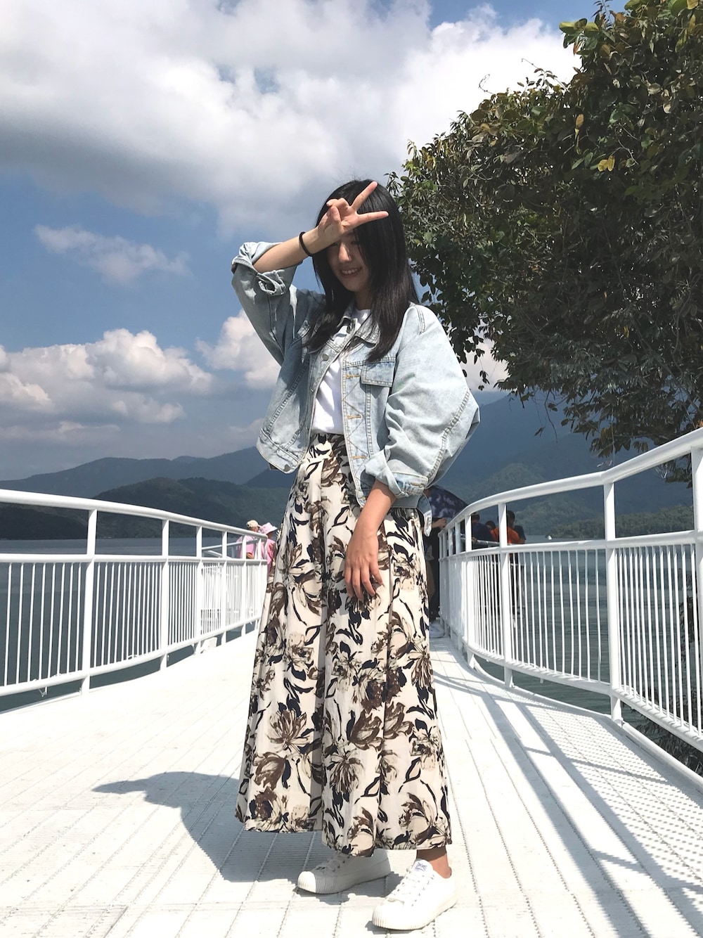 「Taiwan、SunMoonLake」｜「KANGOLのアイテム（スニーカー、ホワイト系）」を使った、Chantalさん（レディース・161cm）の秋コーディネートの1枚目の写真