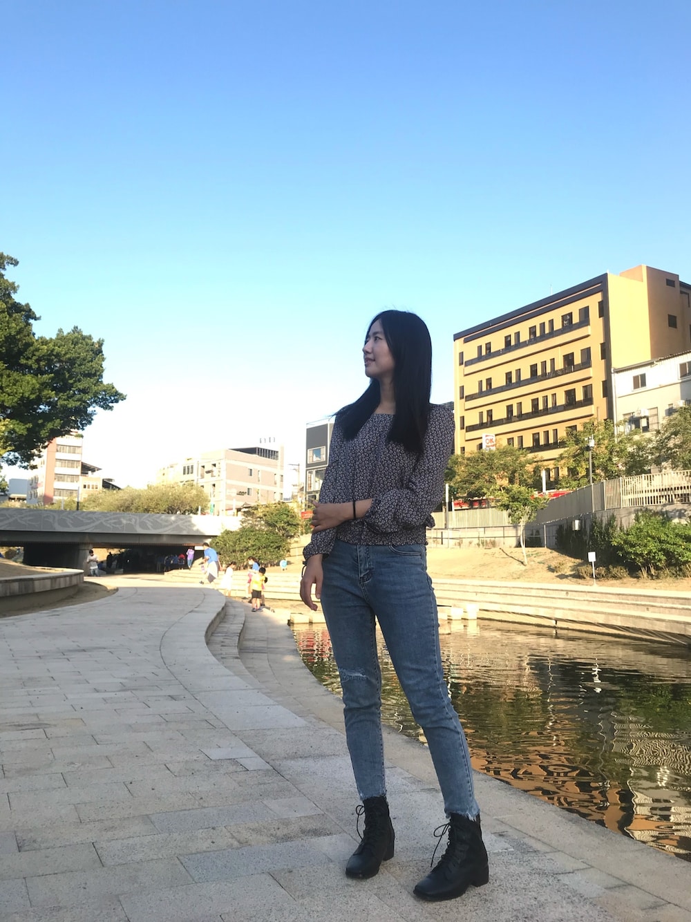 「Taichung、柳川藍帶水岸」｜「Sweetのアイテム（デニムパンツ、ブルー系）」を使った、Chantalさん（レディース・161cm）の秋コーディネートの1枚目の写真