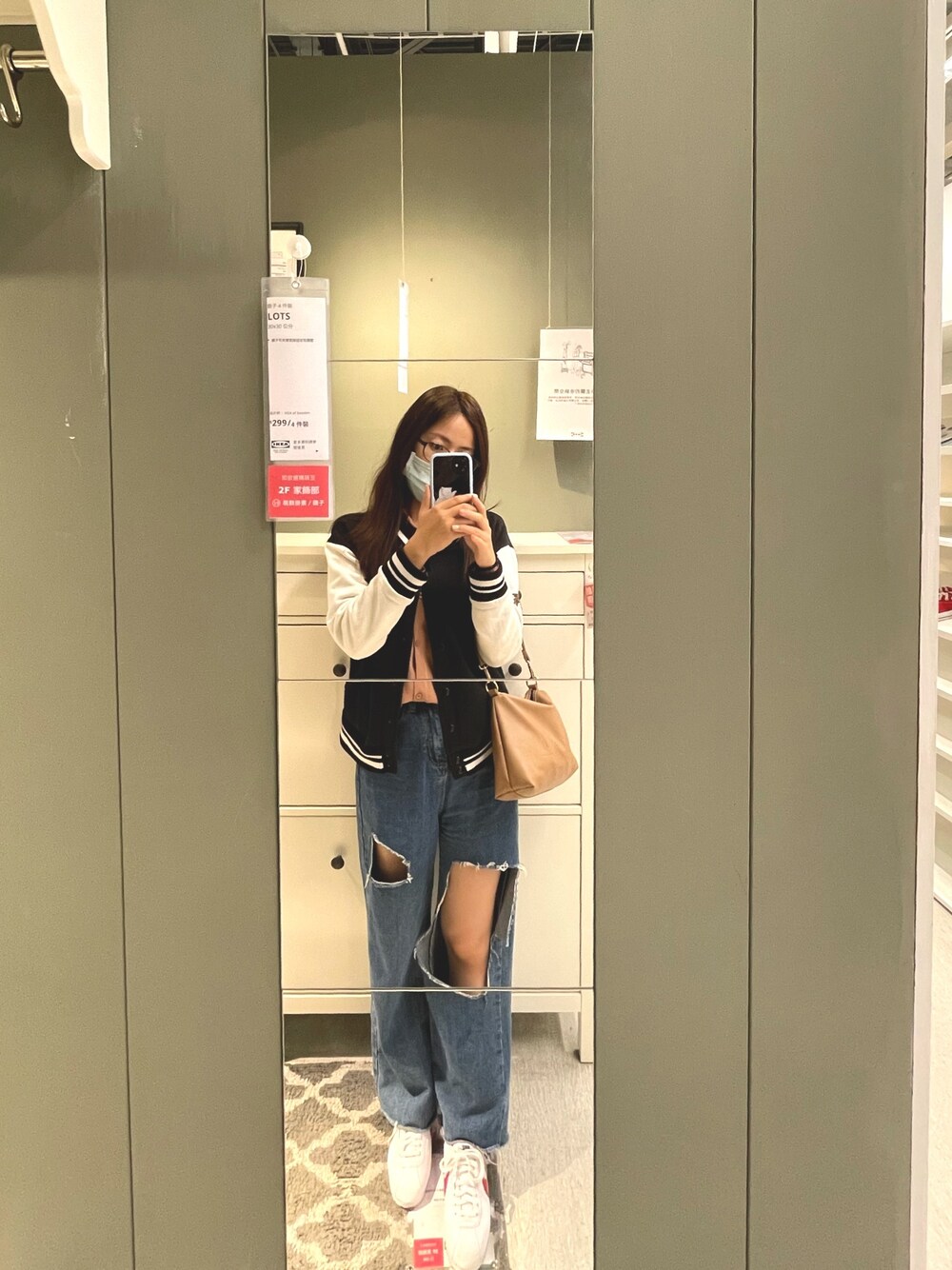 「QUEEN SHOPのアイテム（デニムパンツ、ブルー系）」を使った、Chantalさん（レディース・161cm）の冬コーディネートの1枚目の写真