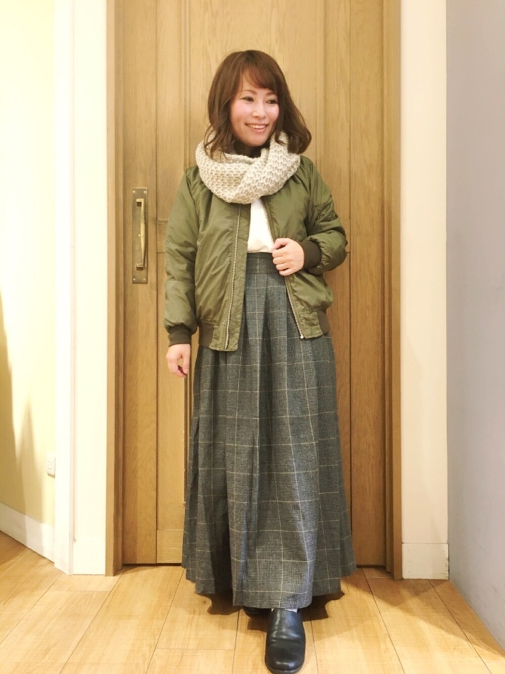 ホワイト系のスカート、グリーン系のMA-1、ベージュ系のシャツ/ブラウスを着用したレディースの秋コーディネートの1枚目の写真