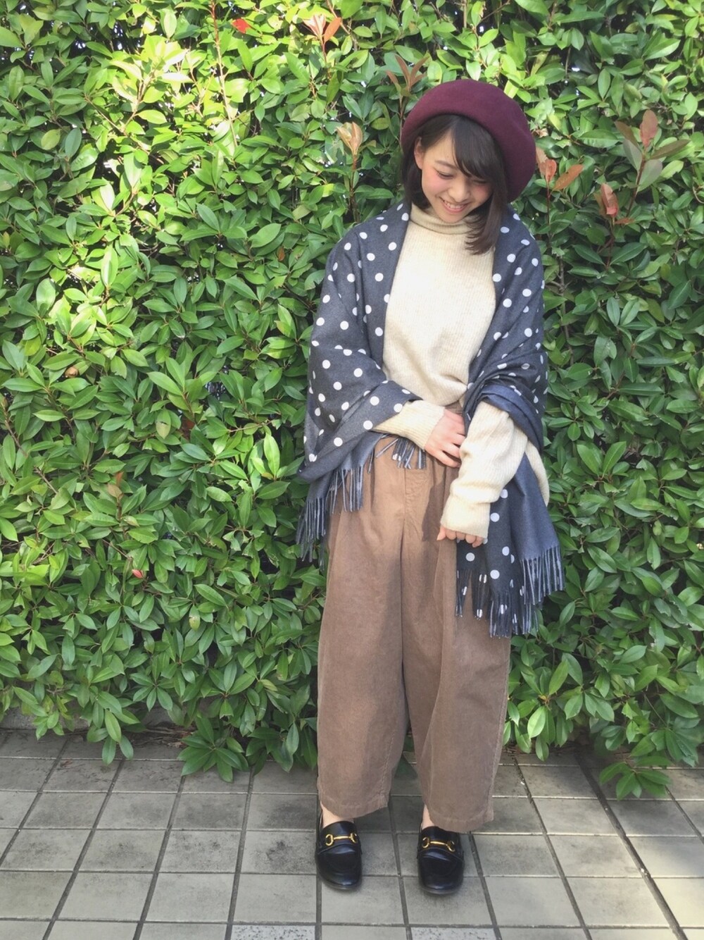 ベージュ系のニット/セーター、ベージュ系のその他パンツ、ブラック系のローファーを着用したレディースの秋コーディネートの1枚目の写真
