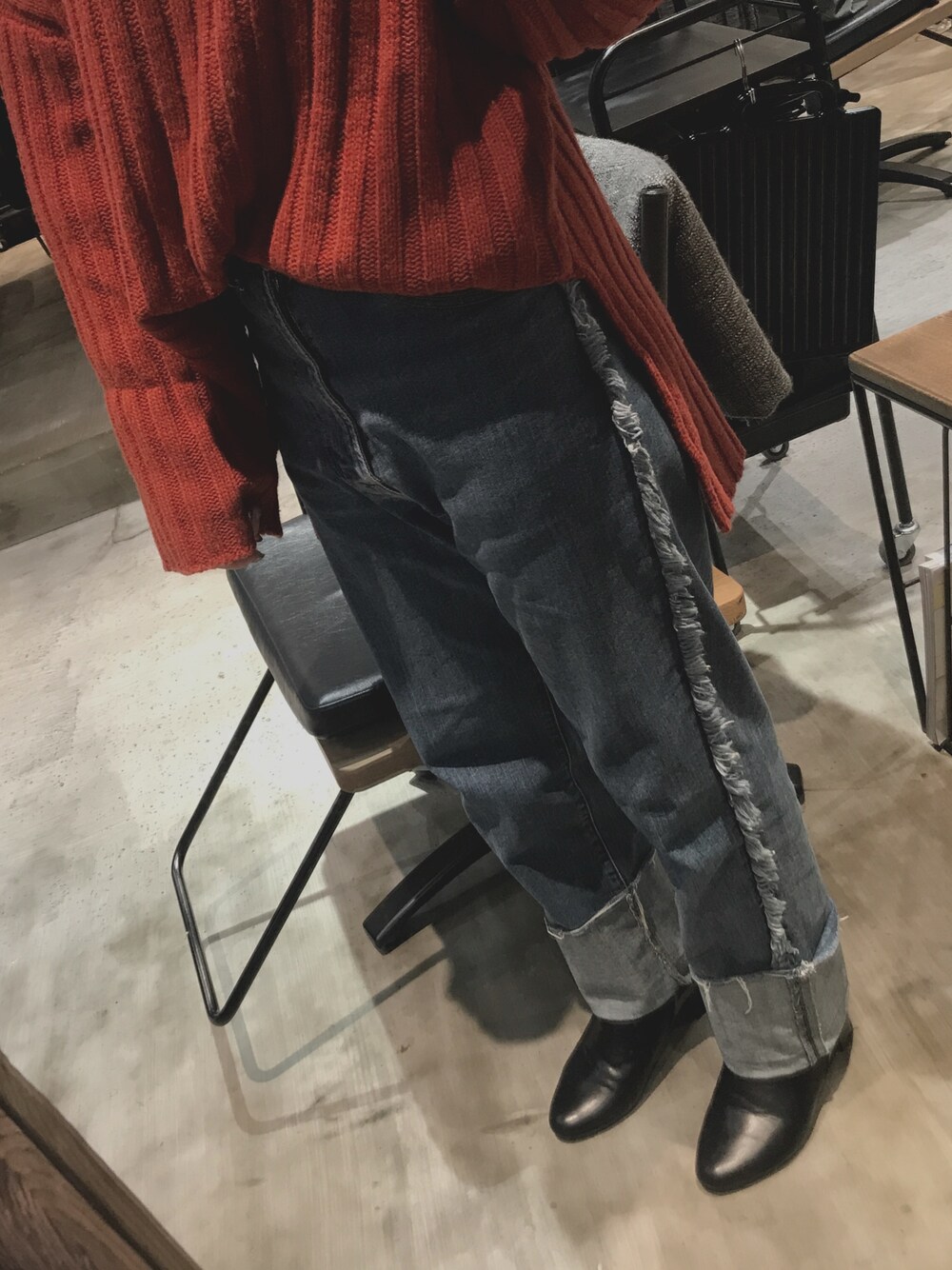 「ゆるニット、デニム、オーバーサイズ、オトナカジュアル、冬コーデ、美容師」｜「mysticのサイドフリンジデニムパンツ（デニムパンツ、ブルー系）」を使った、nappiさん（レディース・158cm）の冬コーディネートの1枚目の写真
